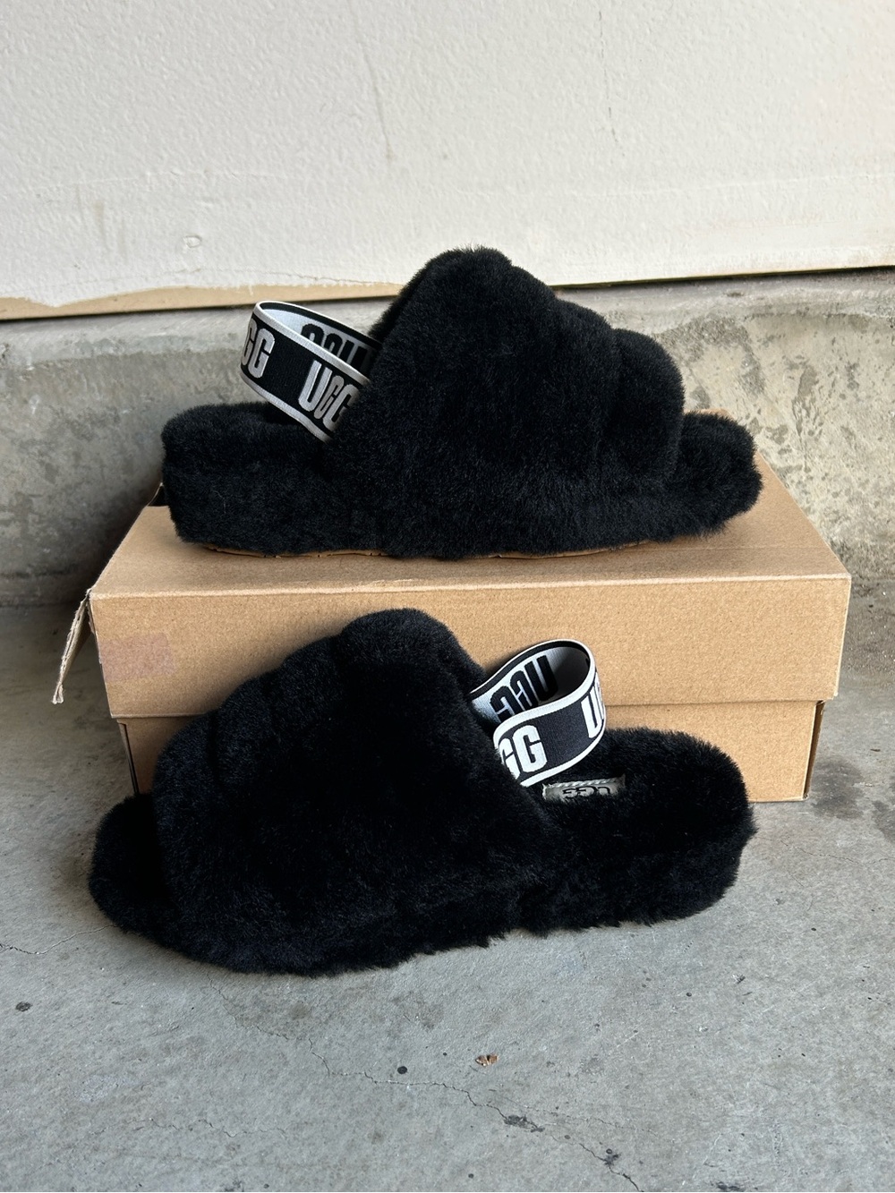 UGG Fluff Yeah Slippers Black Size 6 Nwt
